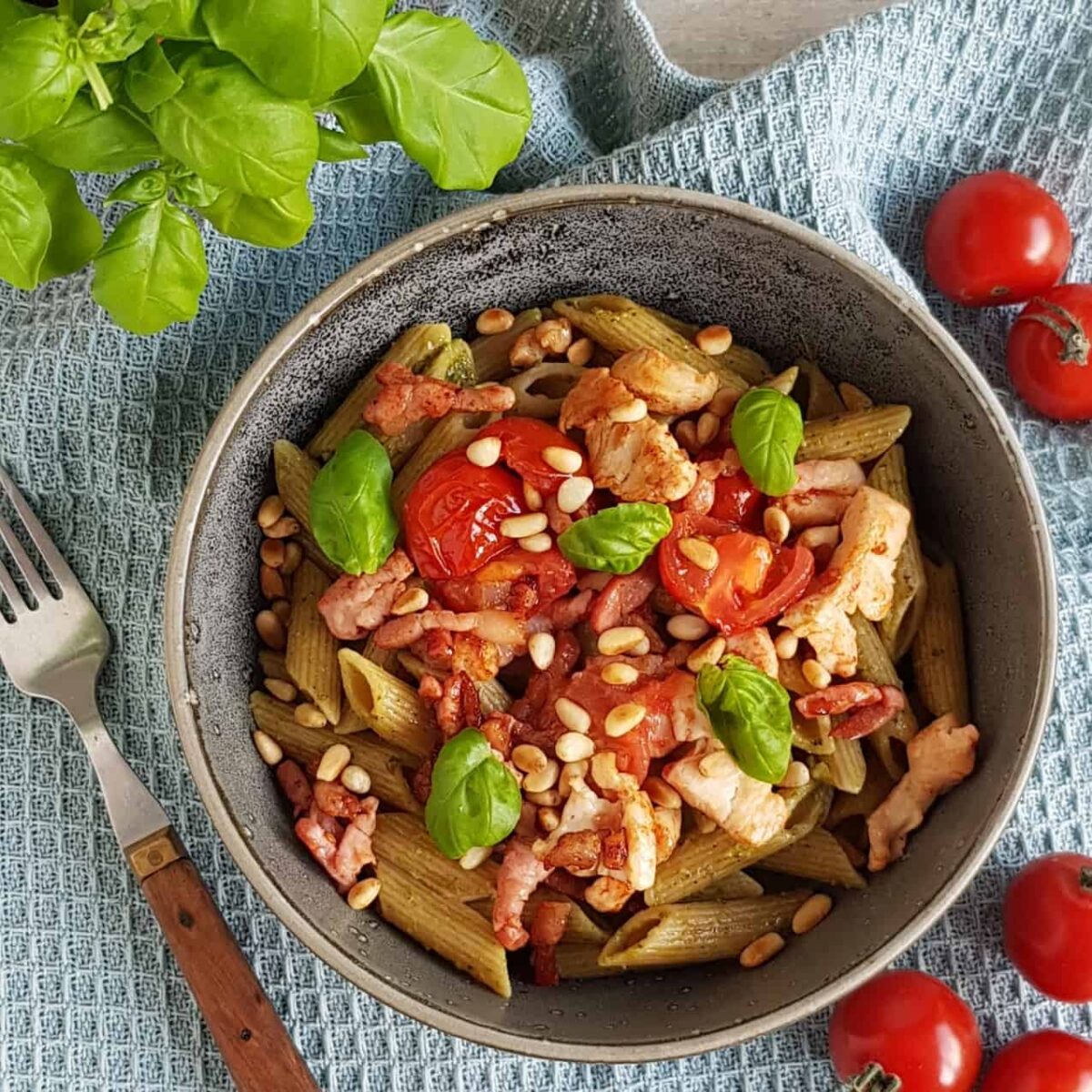 Pasta pesto met spek en kip