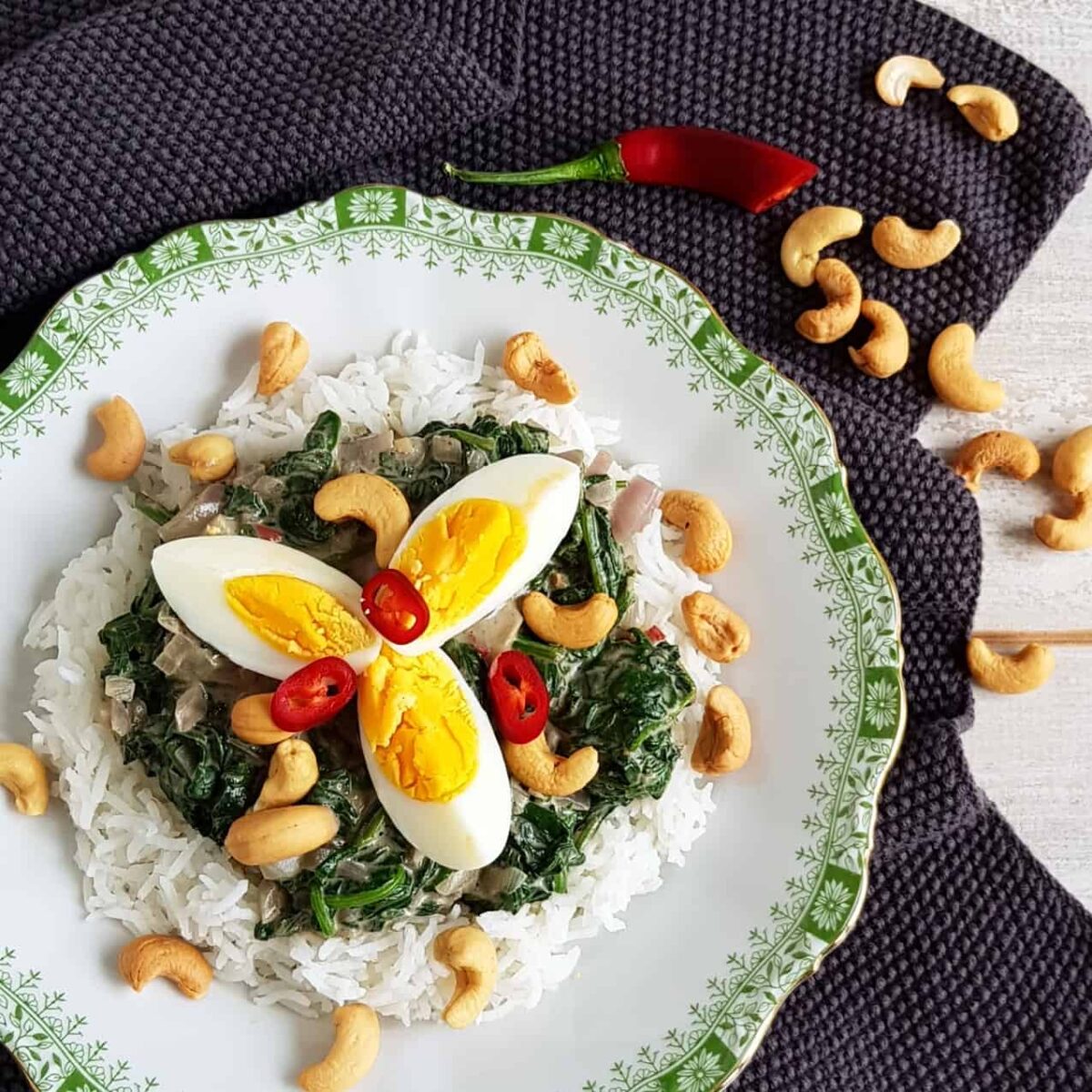 Vegetarische curry met spinazie en ei