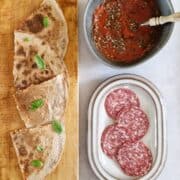 Pizza quesadilla met tomatensaus, salami en kaas. De quesadilla is in vieren gesneden en ligt op een houten plank, met plakjes salami en een bakje tomatensaus ernaast.