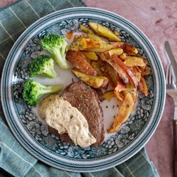 Een stukje vlees met een snelle bearnaisesaus, gebakken aardappels en broccoli.