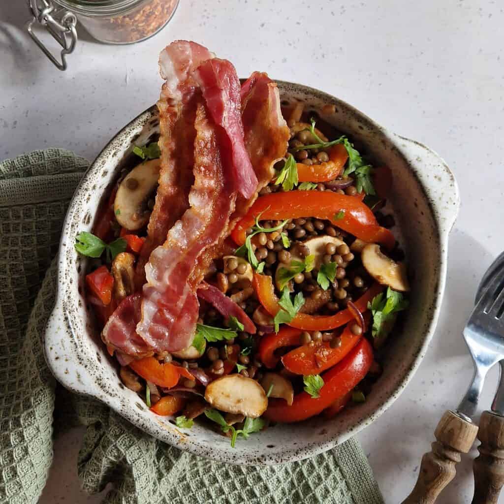 Linzenschotel met spek en paprika