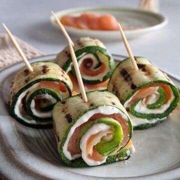 een hapje van gegrilde courgette met roomkaas en gerookte zalm.