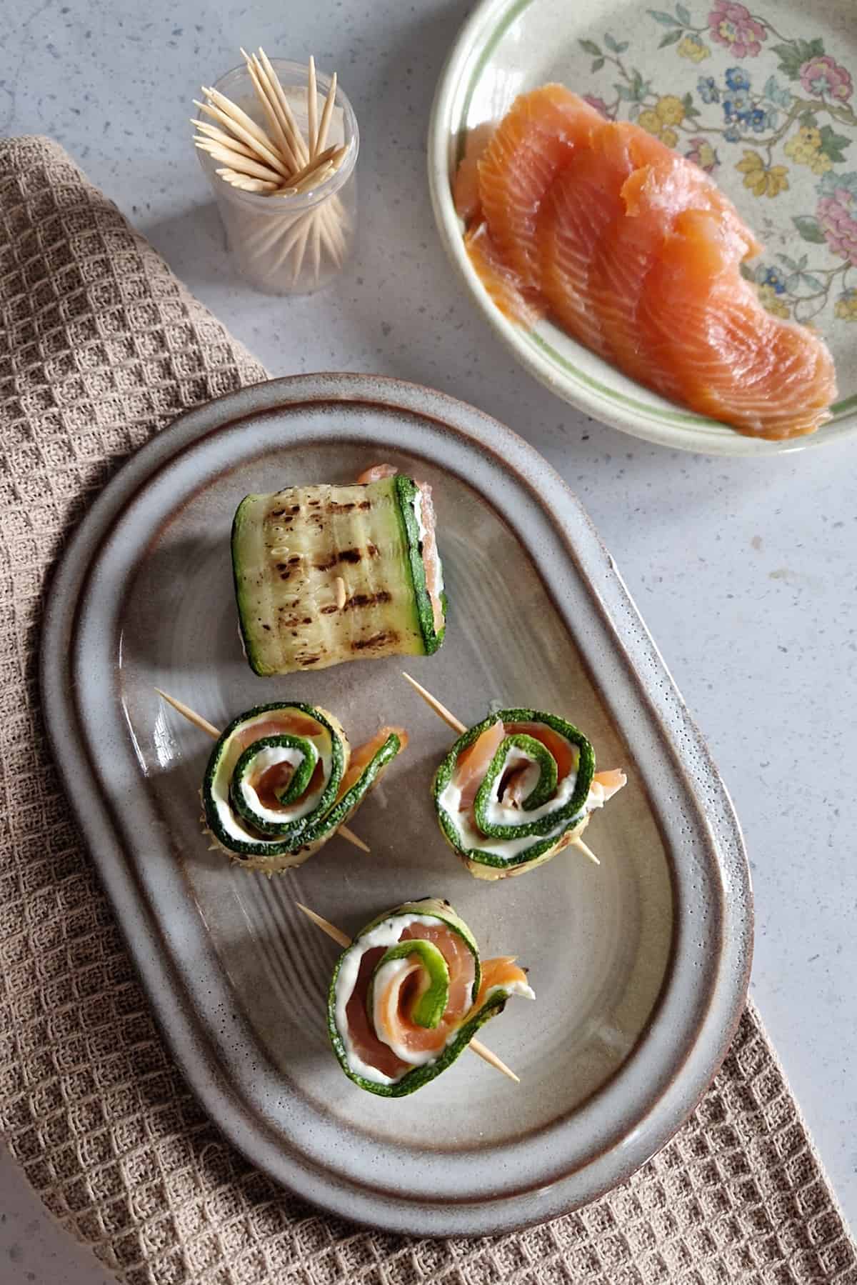 Opgerolde plakken courgette, gevuld met gerookte zalm en kruidenroomkaas