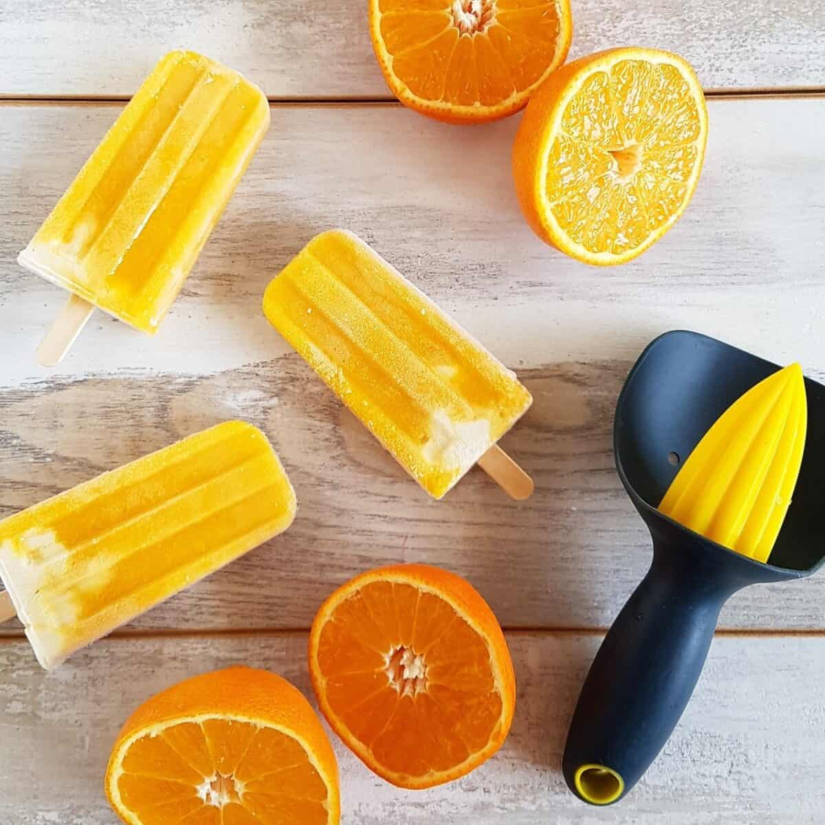 Splitijsjes met sinaasappel en mango
