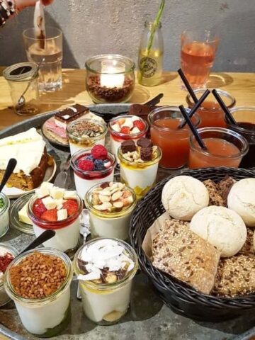 Een High Tea bij Yoghurt Barn: je krijgt een enorm dienblad met o.a. broodjes, yoghurt, taart en vers sap.