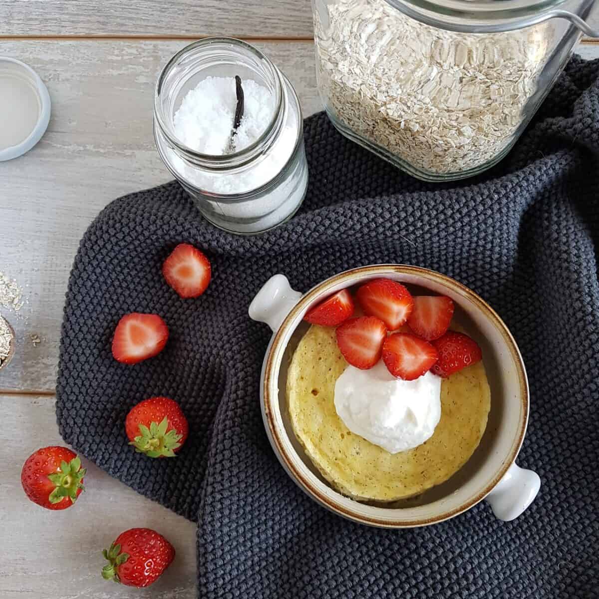 Ricotta mugcake met aardbei