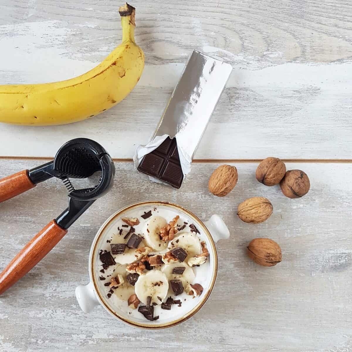 Smoothiebowl Chunky Monkey met banaan en chocolade