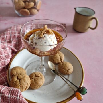 Een glas Affogato - Italiaanse ijskoffie. Ter decoratie liggen er enkele koekjes omheen.