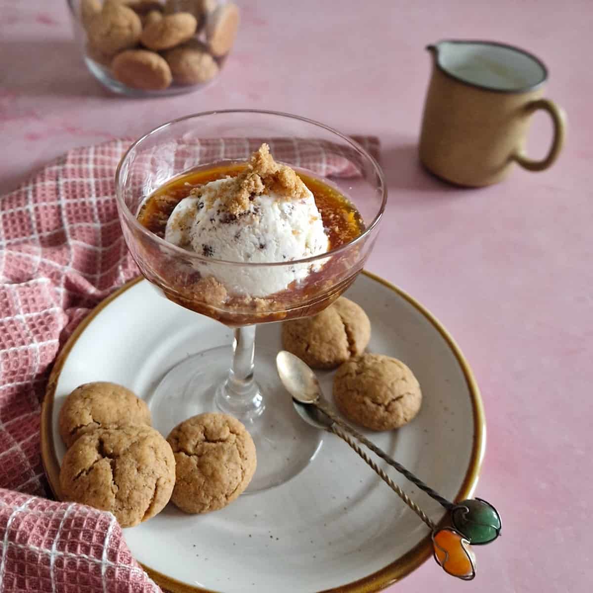 Een glas Affogato - Italiaanse ijskoffie. Ter decoratie liggen er enkele koekjes omheen.