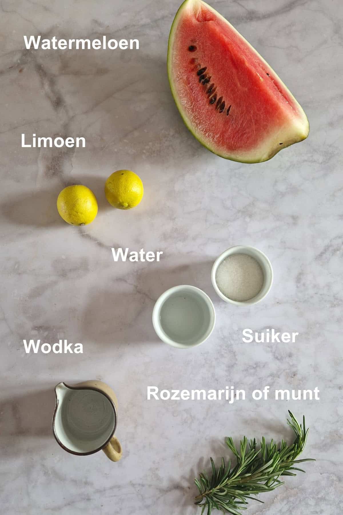 De ingrediënten om een zoete wodka cocktail met watermeloen te maken.