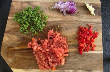 De fijngesneden ingrediënten voor guacemole.