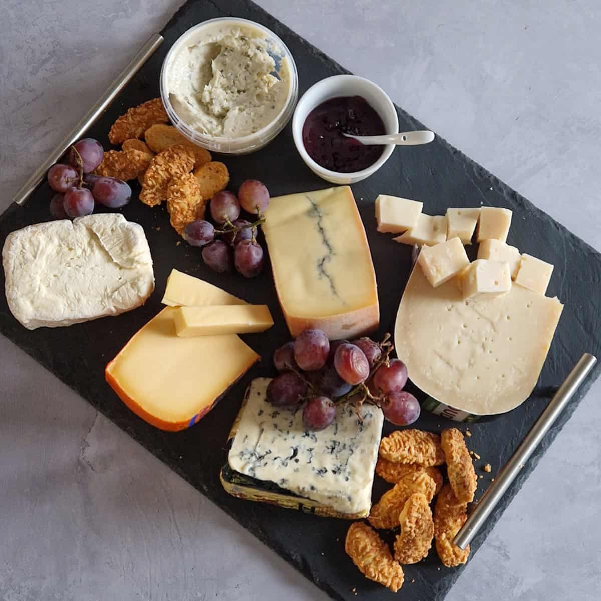 Een kaasplankje samengesteld met zes verschillende kazen.