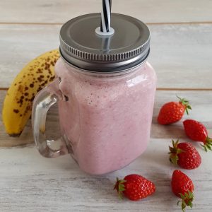 Smoothie met aardbei en banaan en kiwi, in een Mason Jar met een rietje.
