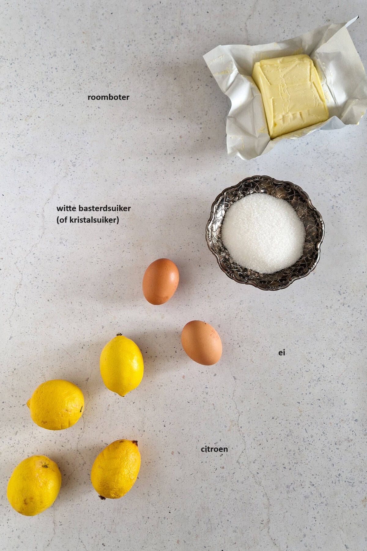 De ingrediënten om lemoncurd te maken: citroen, ei, suiker en boter.