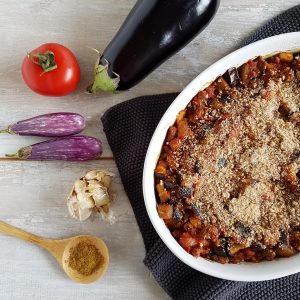 Een ovenschotel met aubergine, tomaat, knoflook en ras el hanout.