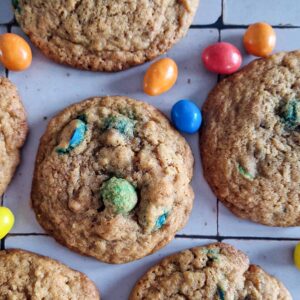Subway koekjes met chocoladepinda-snoepjes.