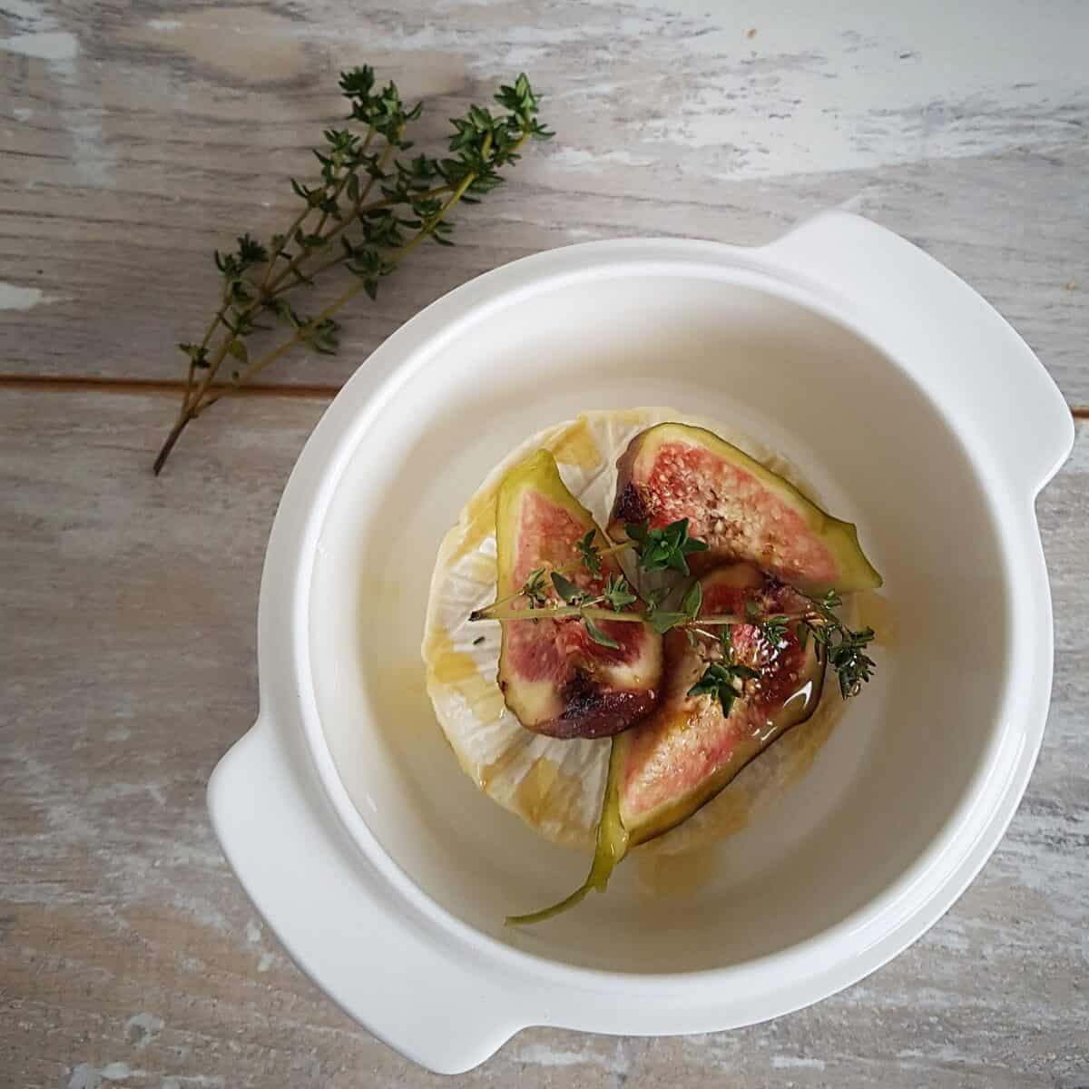 Brie uit de oven met vijgen, tijm en honing