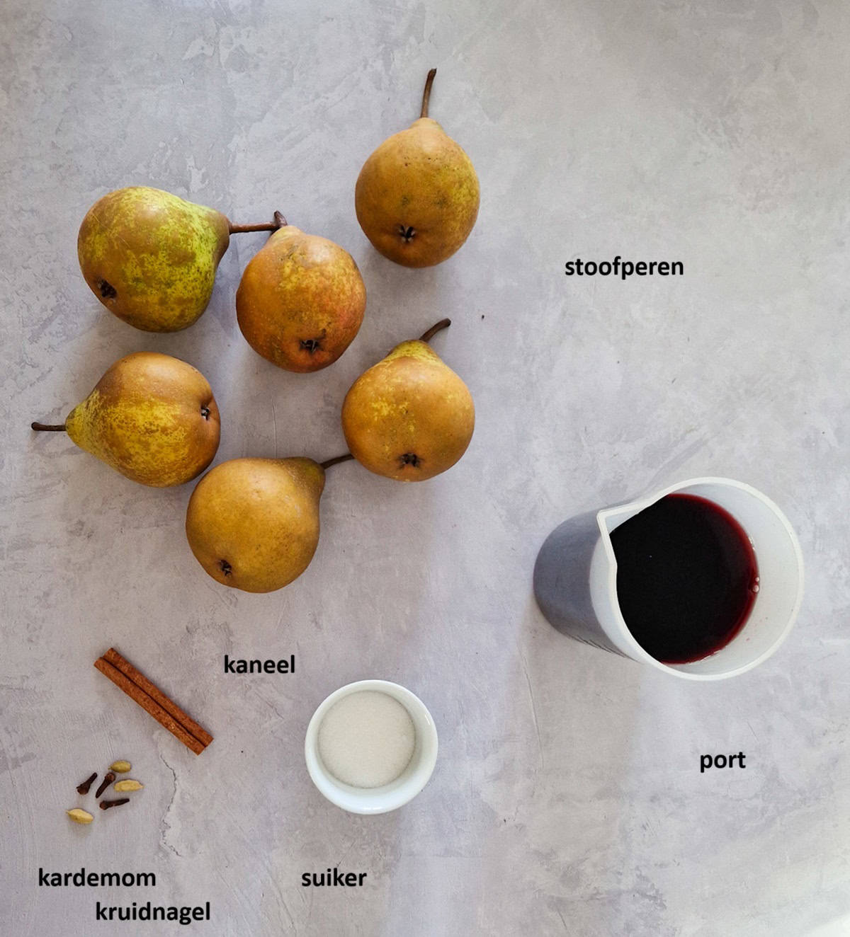 Ingrediënten voor ouderwetse stoofperen: Gieser wilderman peren, port, suiker, kaneel, kardemom en kruidnagel.