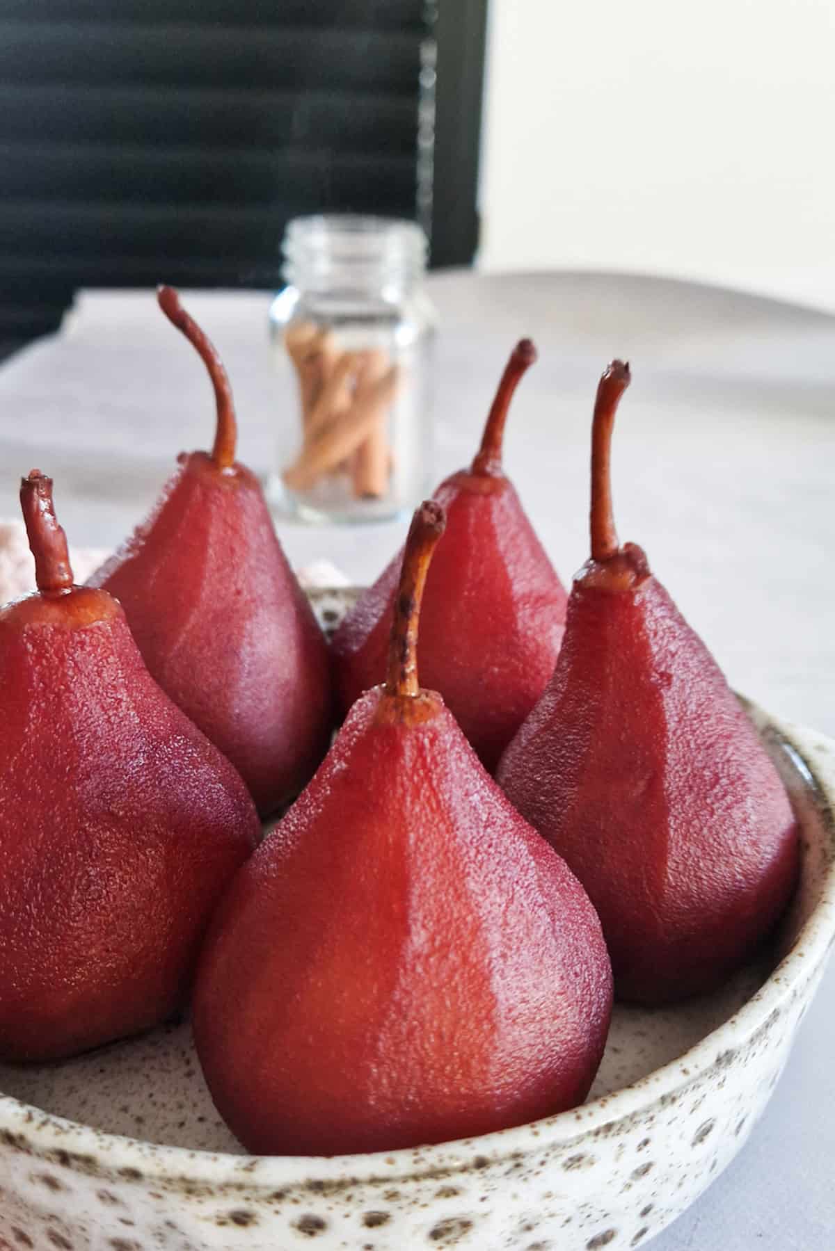 Oma's stoofperen met port in een mooie, ouderwetse serveerschaal.