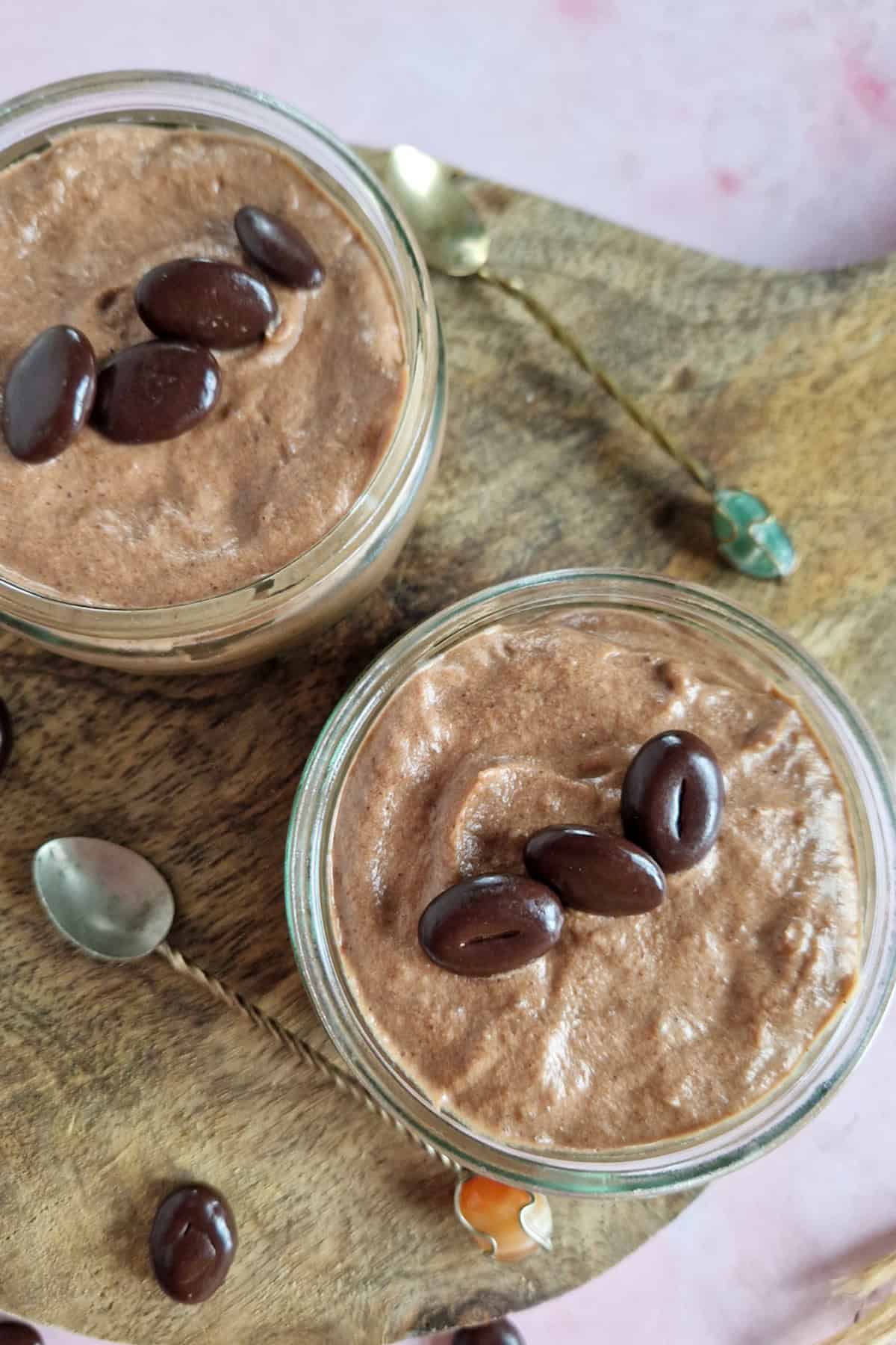 Kastanje dessert met chocolade, in glazen schaaltjes die op een serveerplank staan.