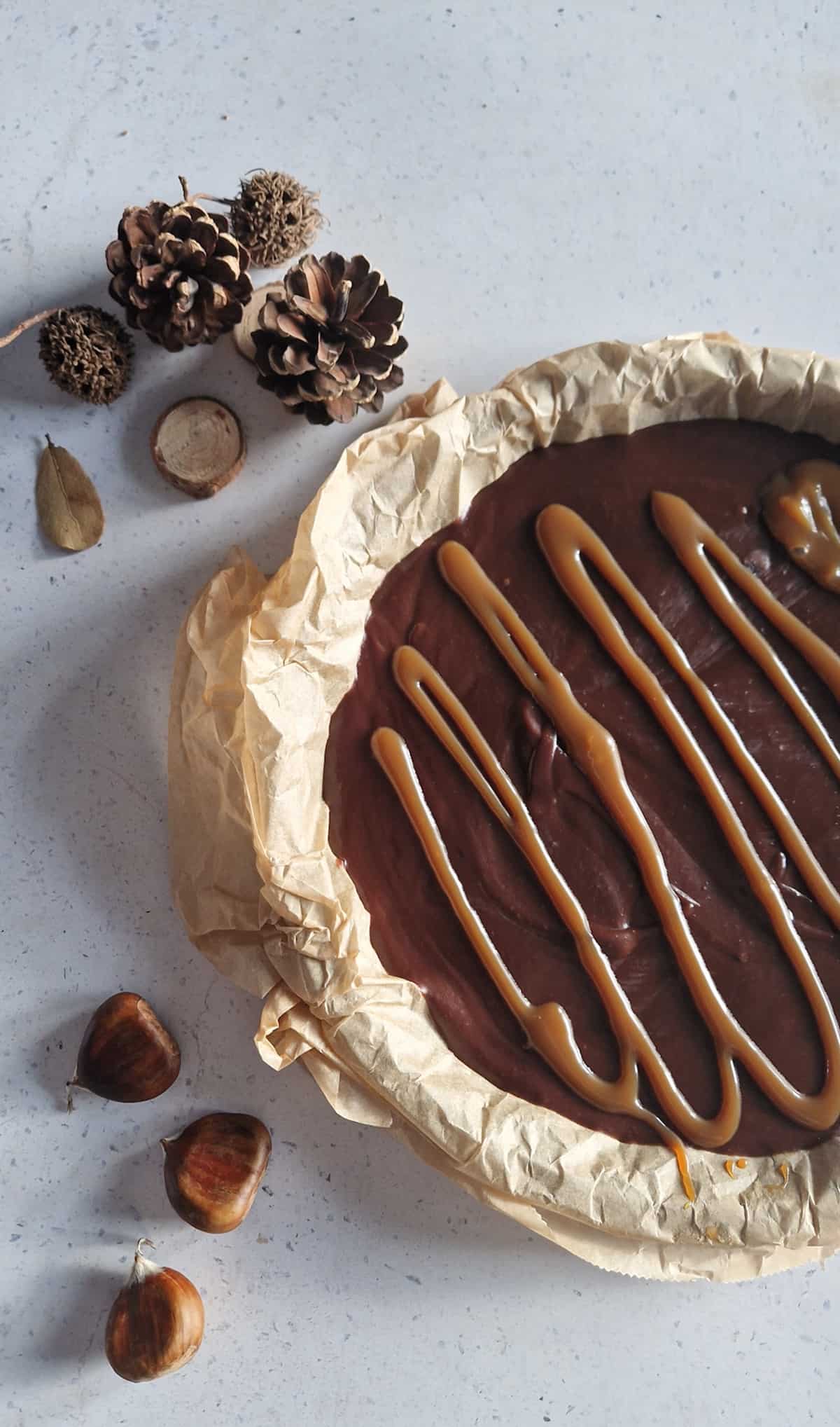Een kastanjetaart met salted caramel er overheen gesprenkeld.