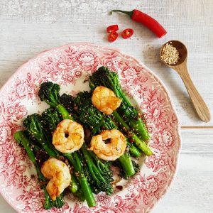 Oosterse bimi met gambas en sesam op een ouderwets bordje.