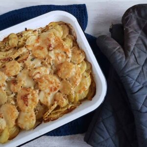 Aardappelgratin met ui, de bovenkant van de gratin is mooi gebruind dankzij de oven.