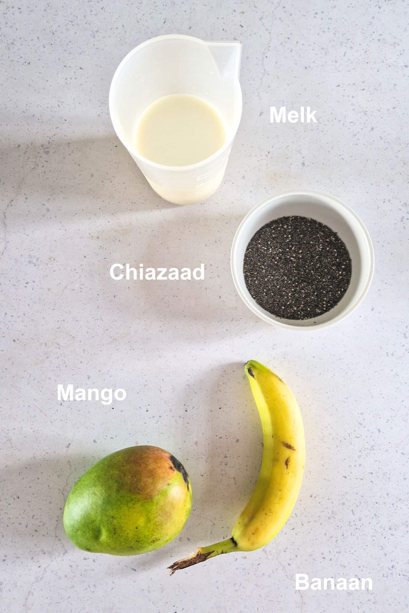 De ingrediënten om dit chiapudding recept te maken: chiazaad, melk, banaan en mango.
