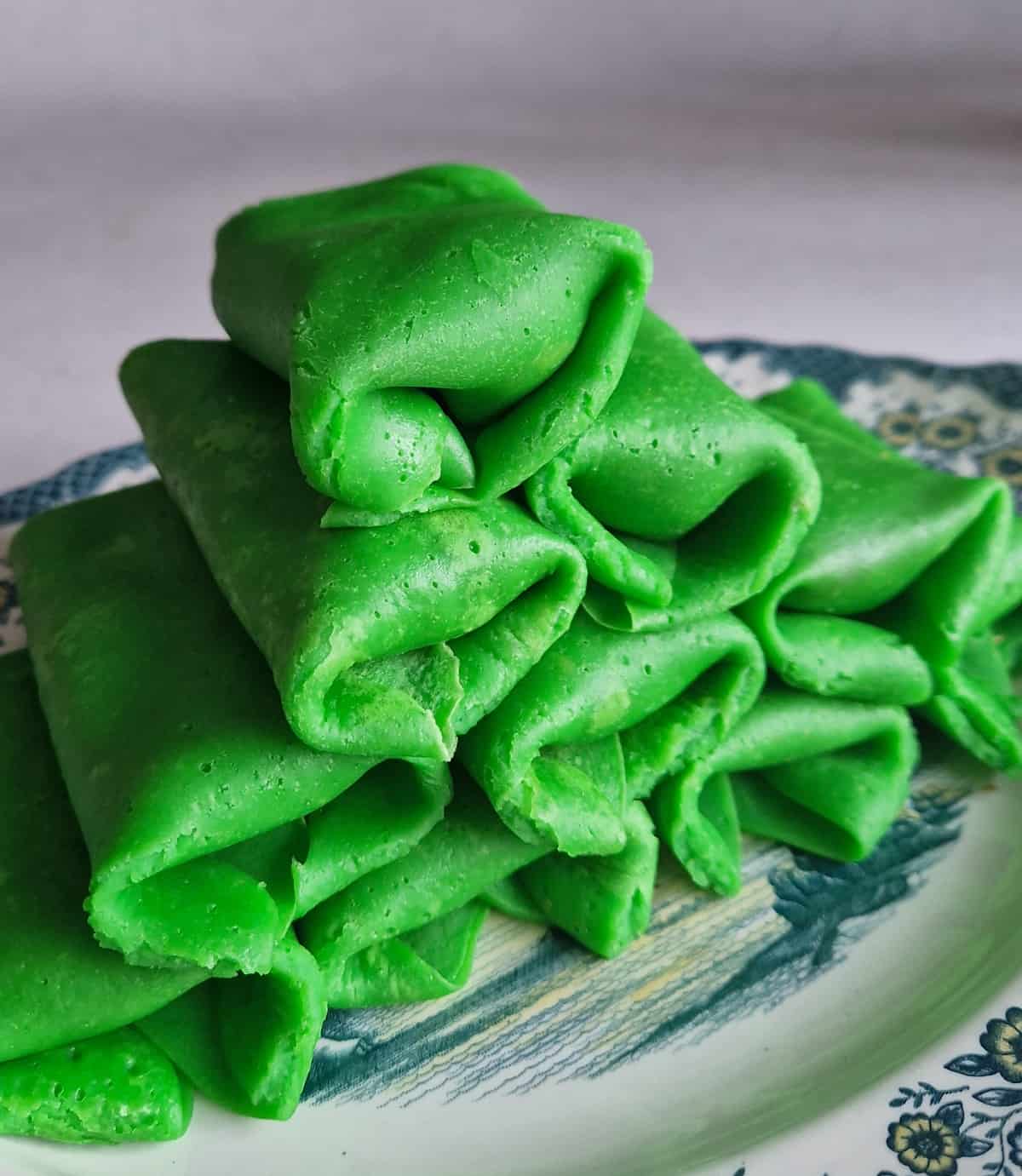 Een stapel van dadar gulung - groene pannenkoeken met pandan.