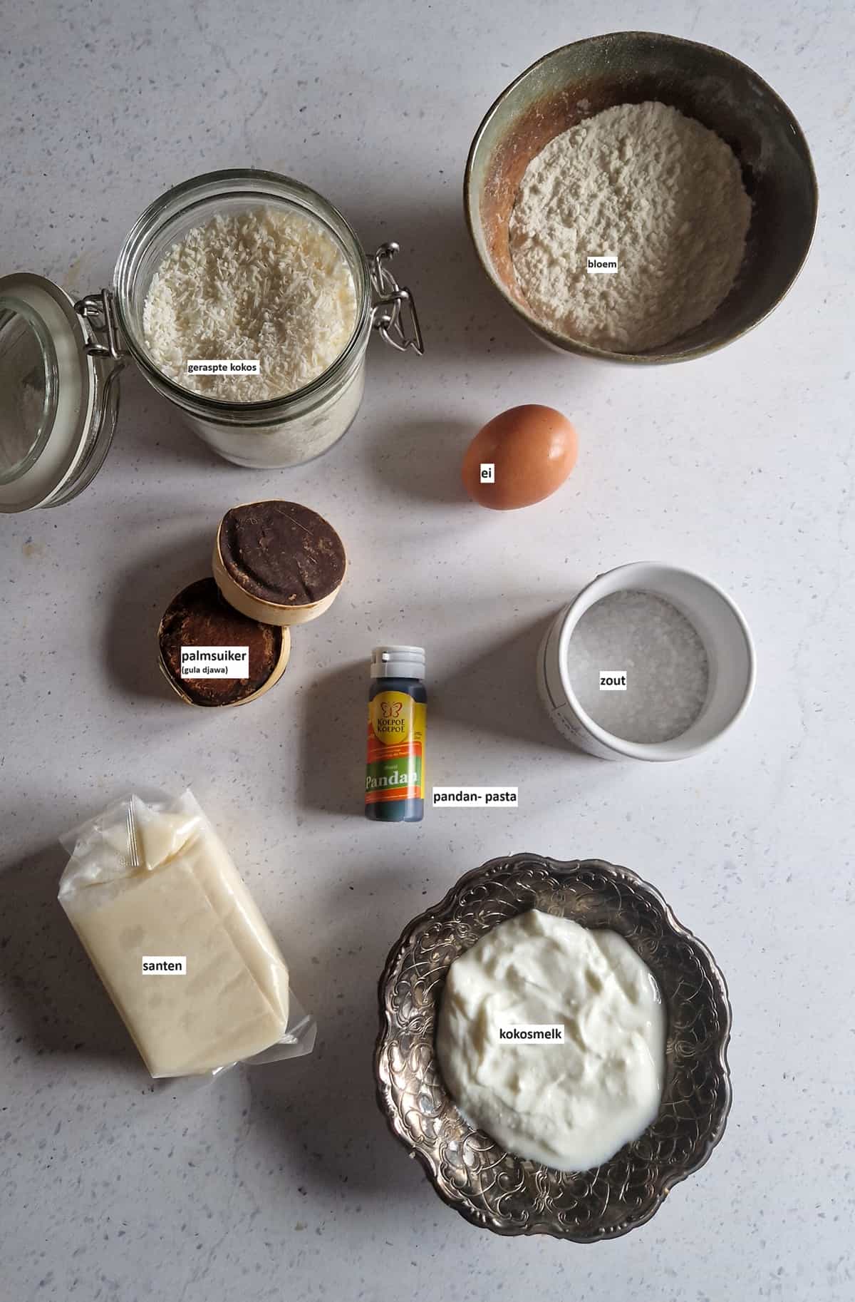 Een overzicht van de ingrediënten voor groene pannenkoeken met kokos.