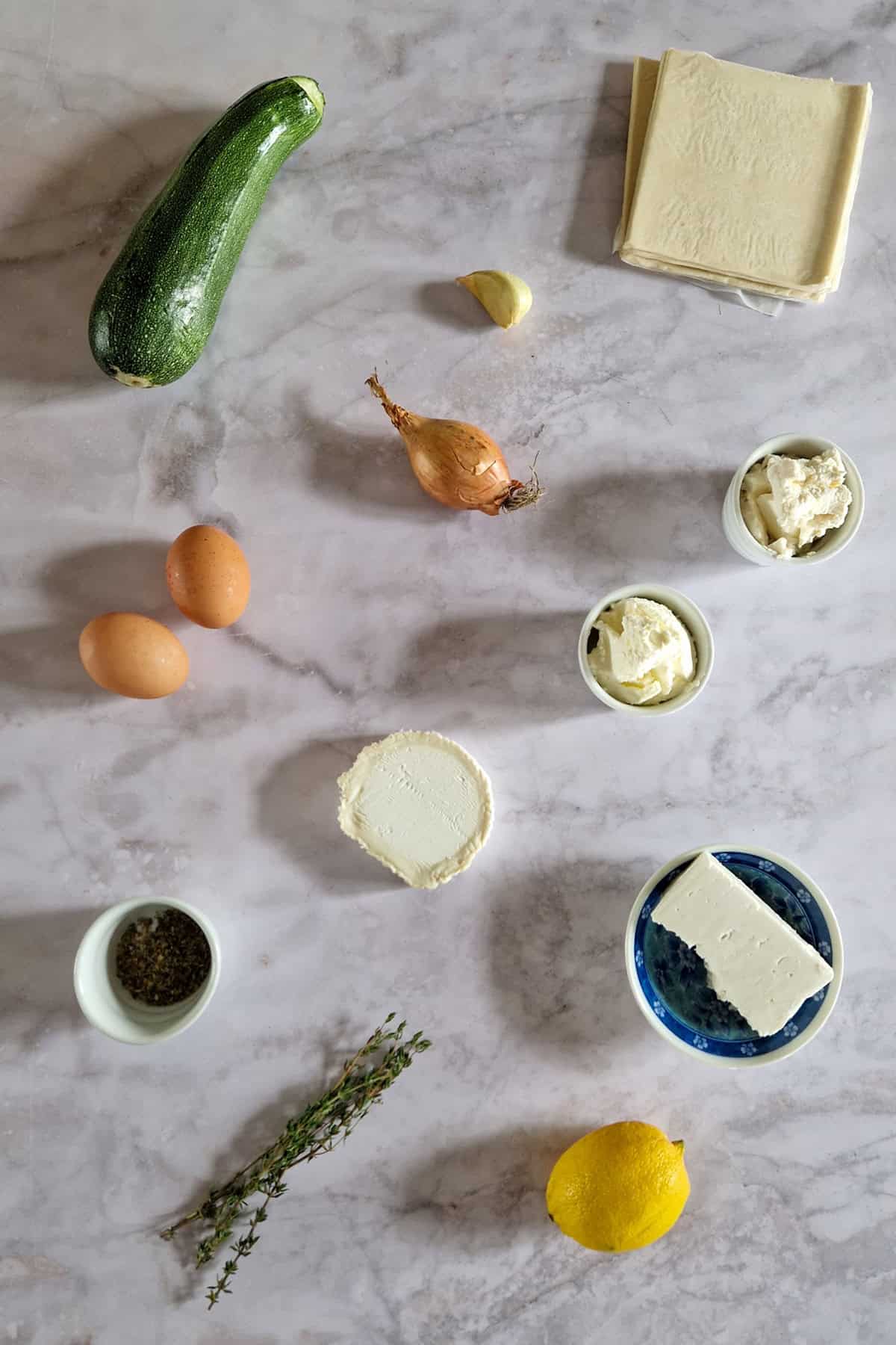 De ingrediënten voor quiche met courgette en geitenkaas.