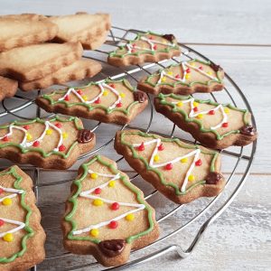 Kerstkoekjes - zelf kerstboomkoekjes maken die versierd zijn met gekleurde stiften, zodat een feestelijk koekje ontstaat dat op een versierde kerstboom lijkt.