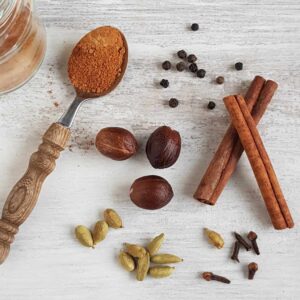 Zelf chai mix maken kan met de specerijen op deze foto: kaneel, kardemom, kruidnagel, nootmuskaat en peper.