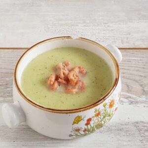 Preisoep met garnalen in een ouderwetse soepkom.