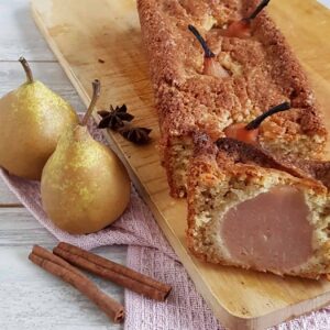Chai cake met stoofpeertjes, er zijn hele stoofperen in de cake verwerkt, waardoor je als je de cake aansnijdt, een stuk peer ziet zitten.