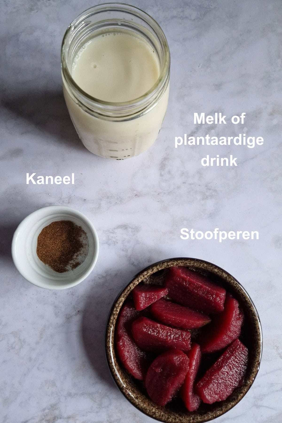 De ingrediënten voor stoofperen smoothie: melk, kaneel en stoofpeertjes.