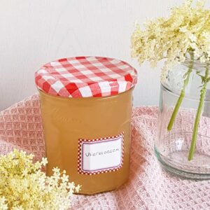 Vlierbloesemjam in een glazen pot, voorzien van een handgeschreven etiket.