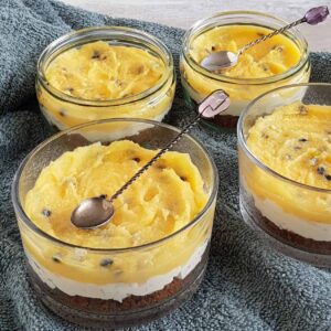 Mon chou toetje met bastogne en lemon curd, geserveerd in glazen potjes.