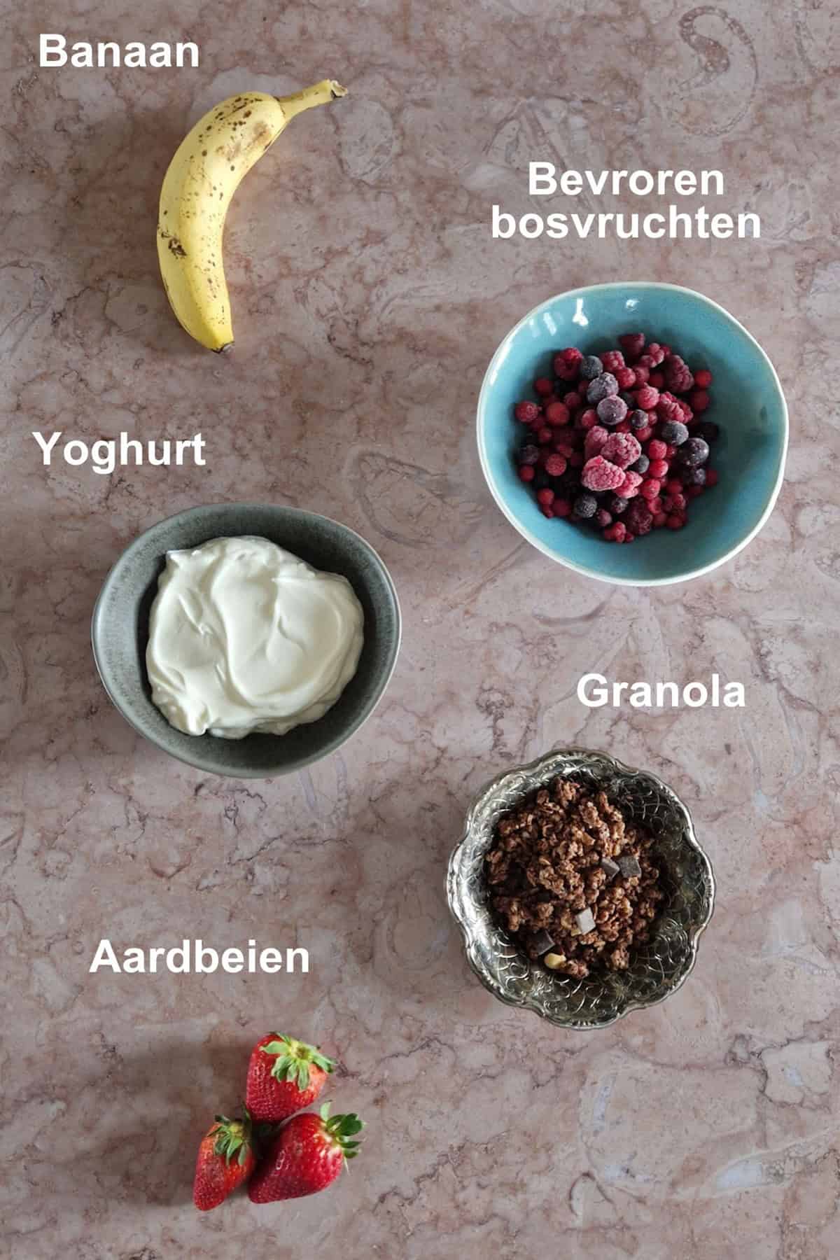 De ingrediënten voor een smoothiebowl met diepvriesfruit.