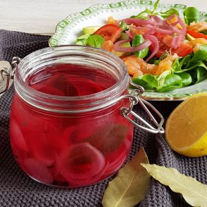 Een weckpot met ingemaakte rode ui - pickles maken is makkelijk!