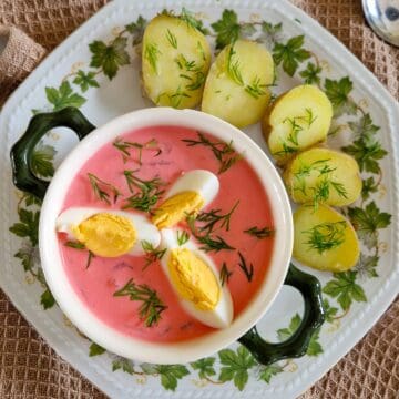 Šaltibarščiai - roze soep uit Litouwen in een wit diep bord. De koude soep is gegarneerd met stukjes gekookt ei en verse dille.