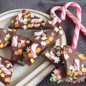 Kerst chocolade - Kerstbark. De chocolade is versierd met kerstsprinkles en stukjes candy cane.