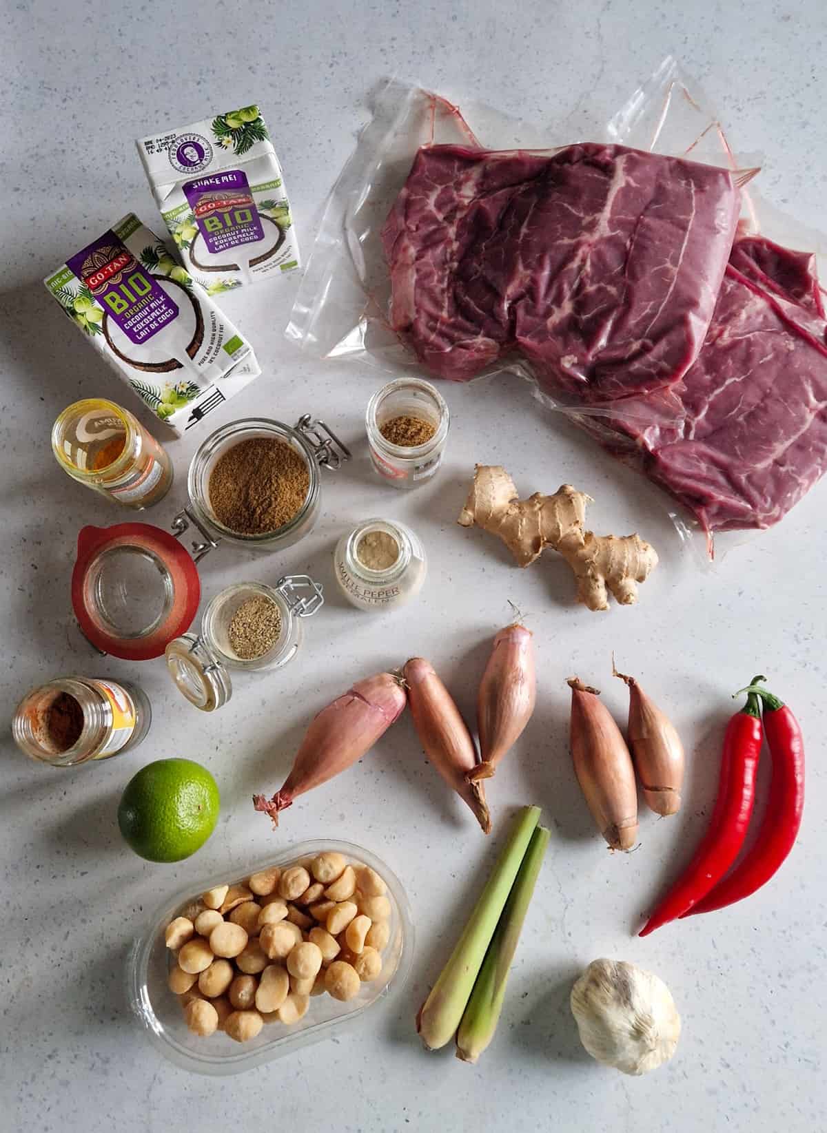 De ingrediënten voor rendang daging.