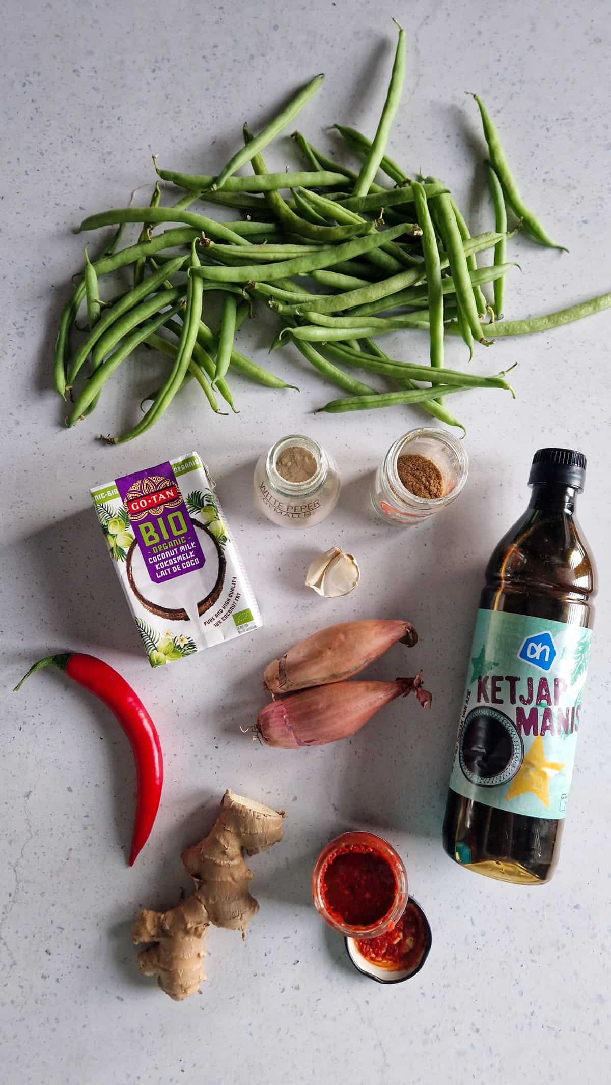 De ingrediënten voor sajoer boontjes.