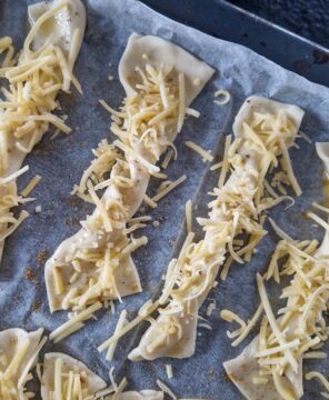 Bladerdeeghapjes - ongebakken kaasstengels net voordat ze de oven ingaan.