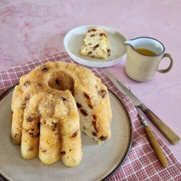 Broeder recept: uit de broeder is een plak gesneden die op een ouderwets bordje ligt. Het stuk drijft in een plasje van stroopsaus met boter.