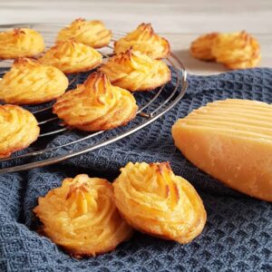 Kaassoesjes die af liggen te koelen op een ovenrek.