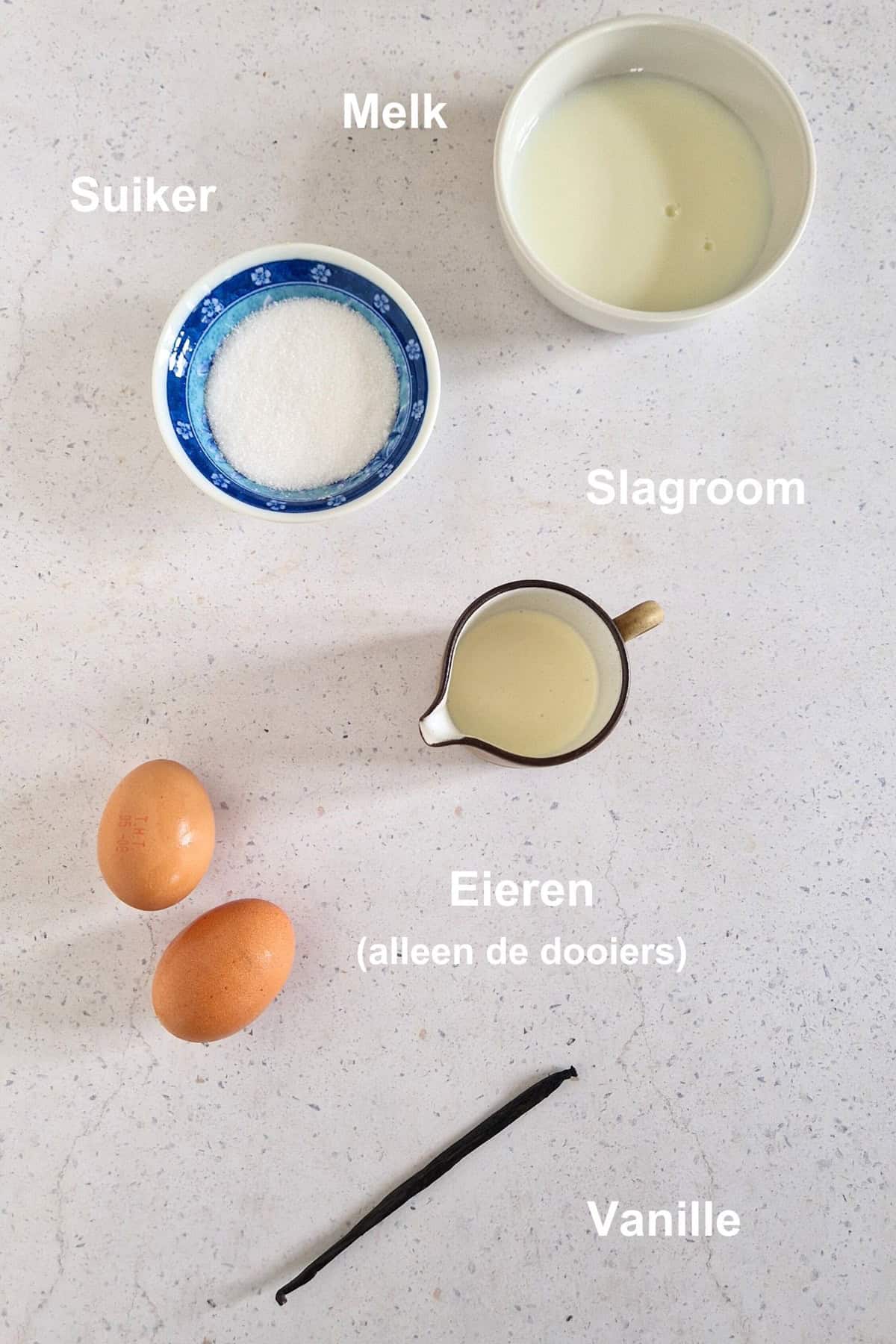 Ingrediënten vanillesaus: melk, room, suiker, eieren en een vanillestokje.