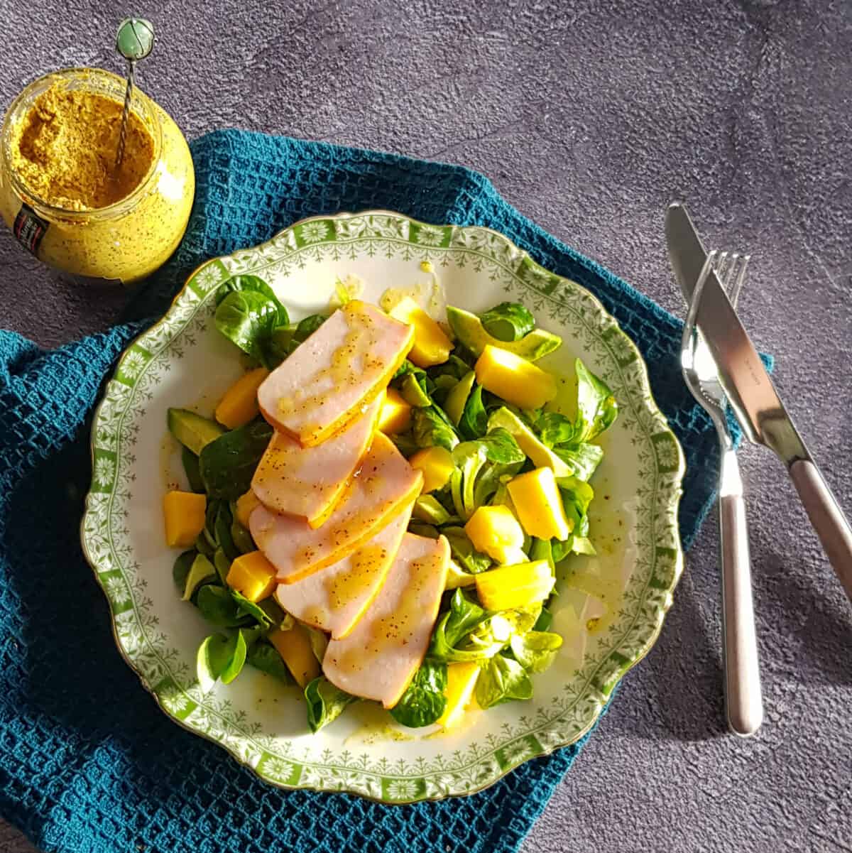 Salade met gerookte kip, mango en avocado