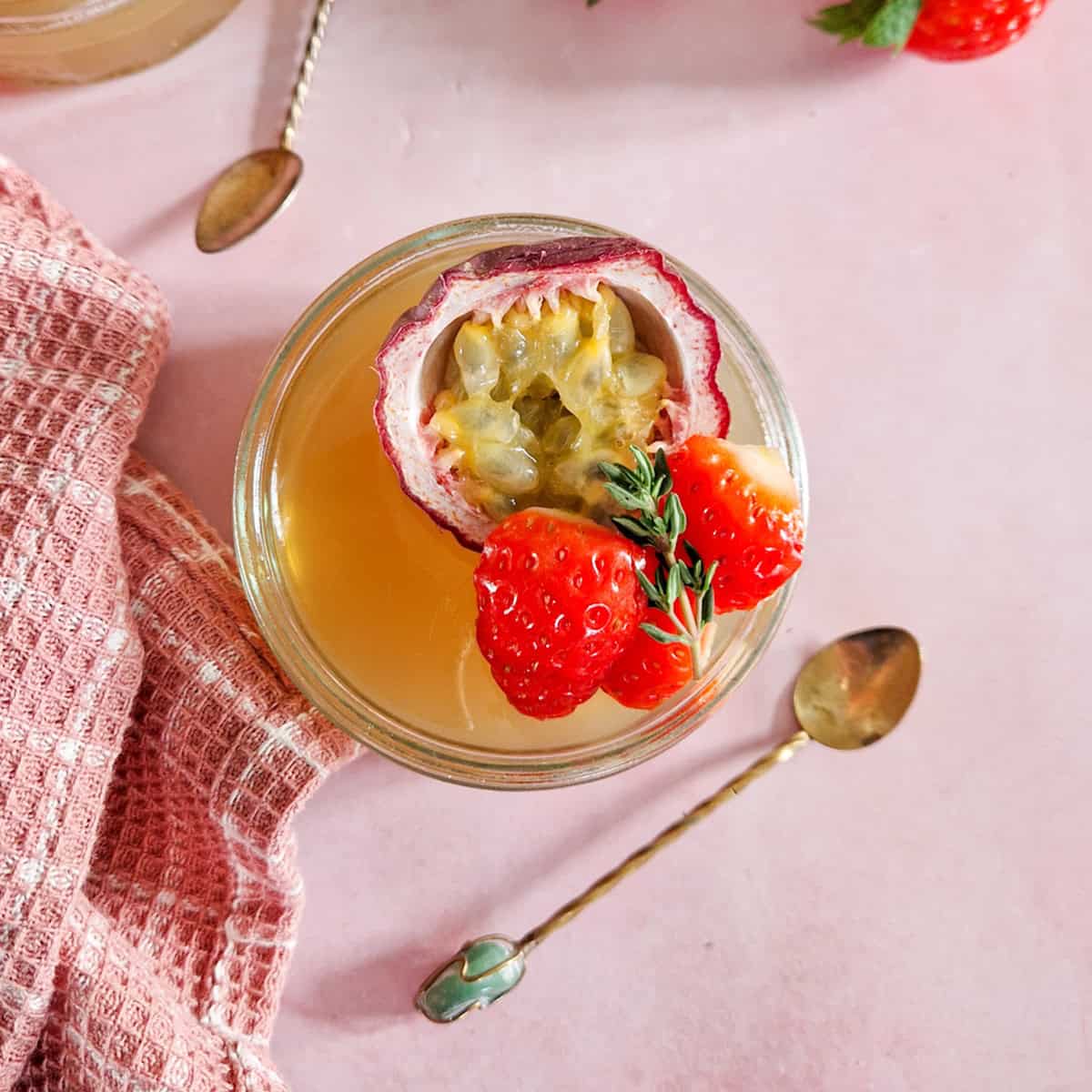 Gelatine toetje met thee - Thee jelly in glazen schaaltjes, gegarneerd met vers fruit (aardbei en passievrucht)
